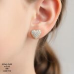 حلق ذهب عيار 18 شكل قلب مرصع فصوص – تصميم ناعم وأنيق للبنات