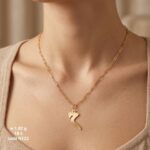 سلسلة ذهب عيار 18 بتصميم حرف عربي “م” انسيابي | كود N122