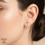 حلق ذهب عيار 18 بتصميم قفل القلب مرصع بالفصوص