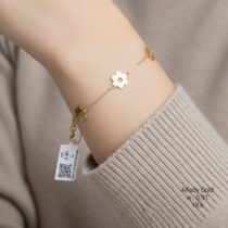 انسيال ذهب عيار 18 بتعليقات الزهور المفرغة - سوار ورد ناعم