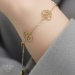 انسيال ذهب عيار 18 بتعليقات وردة الكاميليا المفرغة | سوار زهور شيك