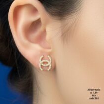 حلق ذهب عيار 18 بتصميم شعار مزدوج مرصع بالفصوص