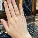 خاتم ذهب أبيض أنيق عيار 18 للنساء