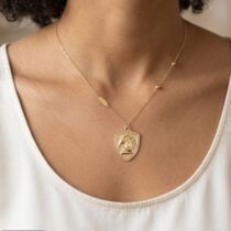 سلسلة ذهب عيار 18 بتصميم عصري وأنيق