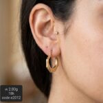 حلق ذهب عيار 18 بتصميم أنيق وراقي