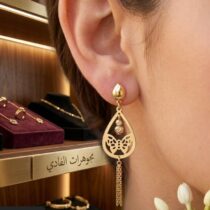 حلق ذهب عيار 18 بتصميم أنيق ورقيق يضيء إطلالتك