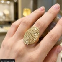 خاتم ذهب عيار 21 بتصميم أنيق ورقيق يلفت الأنظار