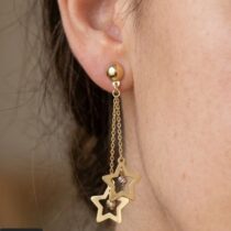 حلق ذهب عيار 18 بتصميم أنيق وراقي يناسب الصغيرات