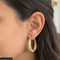 حلق ذهب عيار 18 بتصميم عصري أنيق ومميز