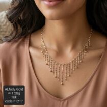 سلسلة ذهب عيار 18 بتصميم رقيق ومميز لإطلالة ساحرة