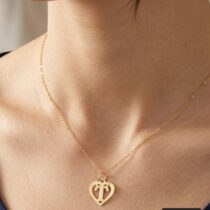 سلسلة ذهب عيار 18 بتصميم رقيق ومميز لإطلالة ساحرة